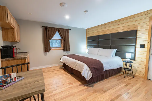 Photo 1 - Classic King Room Near Lake White Mountains