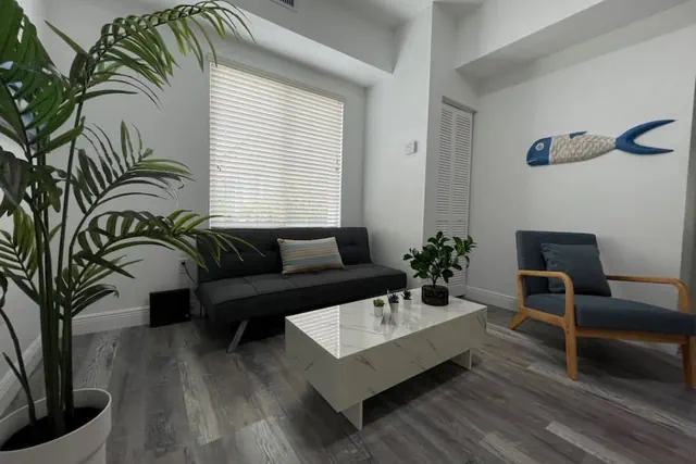 Photo 1 - 2bed/1 bath apt w/ parking great location!