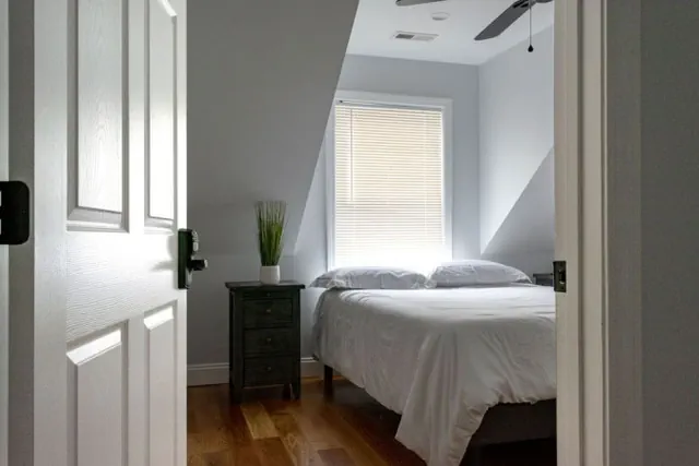 Photo 1 - Queen Bed |Boston|RM 2