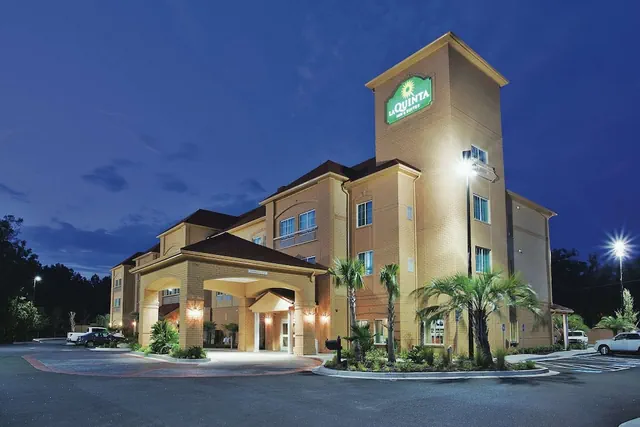 Photo 1 - La Quinta Inn & Suites by Wyndham Hinesville - Fort Stewart