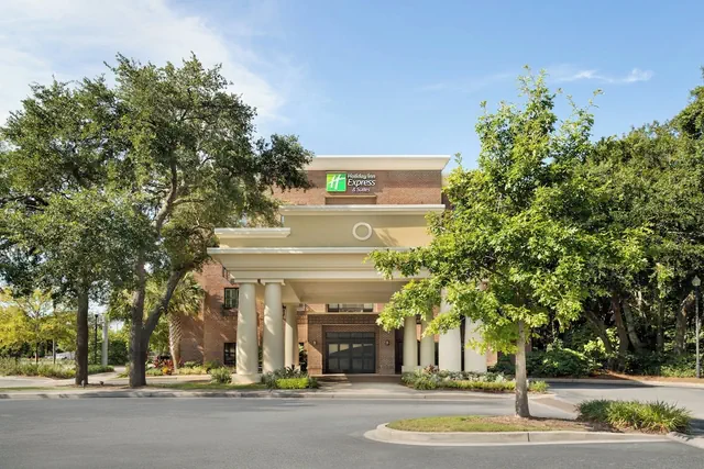 Photo 1 - Holiday Inn Express & Suites Mt. Pleasant by IHG