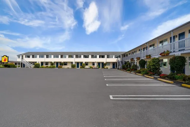 Photo 1 - Super 8 by Wyndham Florence OR
