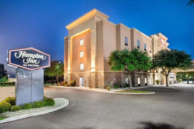 Photo 1 - Hampton Inn Uvalde