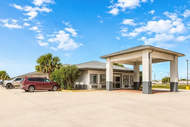 Photo 1 - Rodeway Inn Dilley I-35