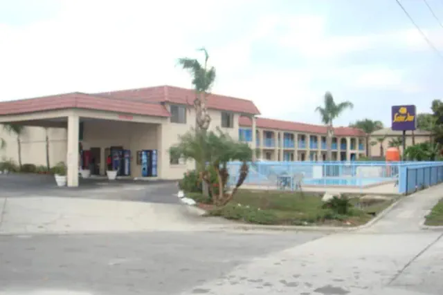 Photo 1 - Westmont Inn - Lakeland