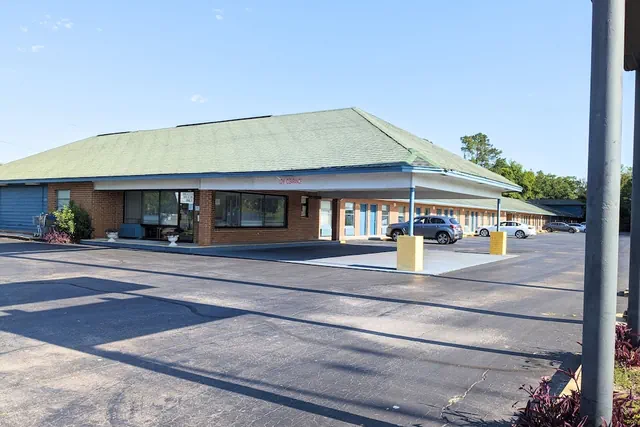 Photo 1 - Gateway Inn