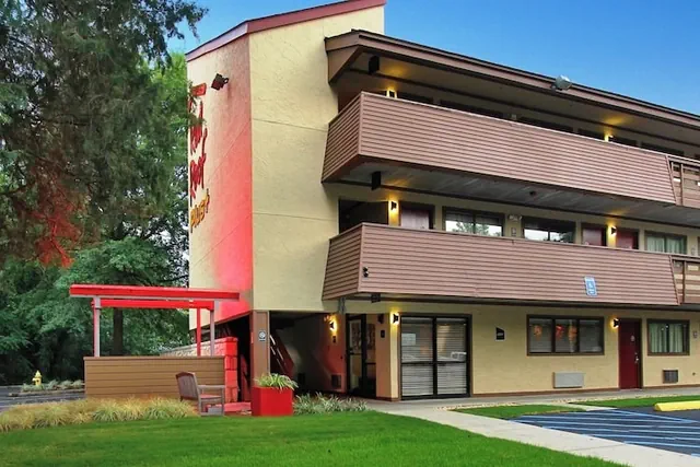 Photo 1 - Red Roof Inn PLUS+ Atlanta - Buckhead