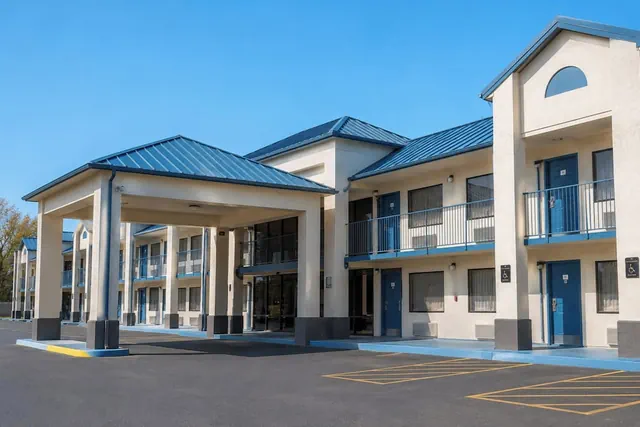 Photo 1 - Eco Lodge Inn & Suites Bentonville near I 49