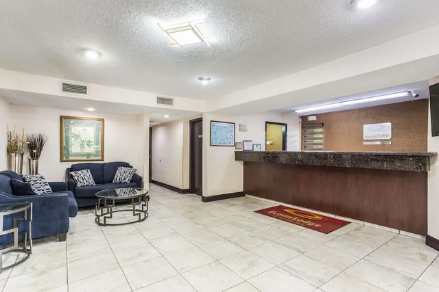 Photo 1 - Econo Lodge Clinton - Jackson West