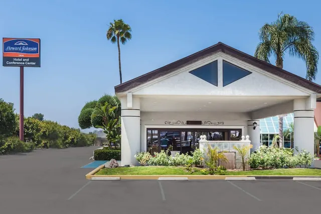 Photo 1 - Howard Johnson by Wyndham Fullerton/Anaheim Conference Cntr