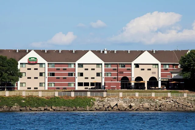 Photo 1 - Courtyard by Marriott La Crosse