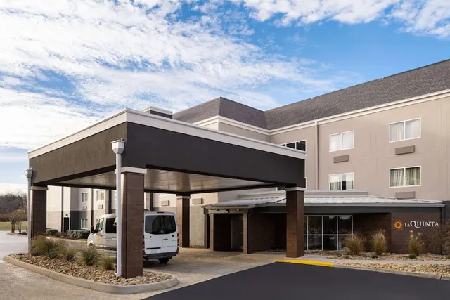 Photo 1 - La Quinta Inn & Suites by Wyndham Knoxville Airport