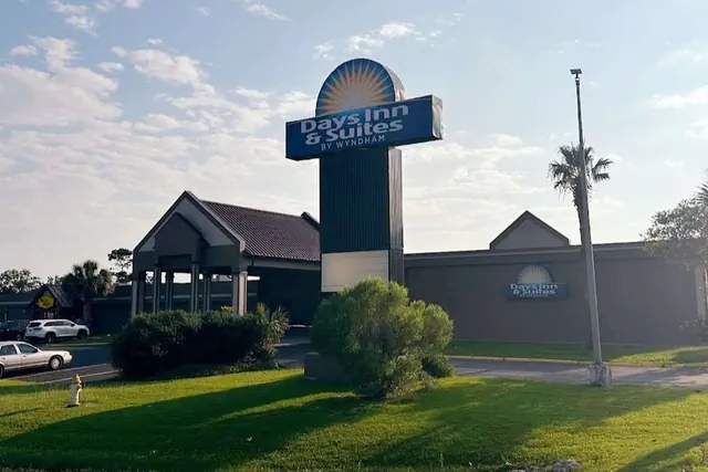 Photo 1 - Days Inn & Suites by Wyndham Jennings