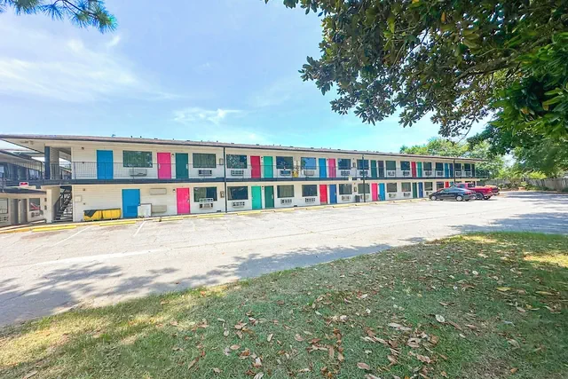 Photo 1 - Luxury Inn by OYO Albany