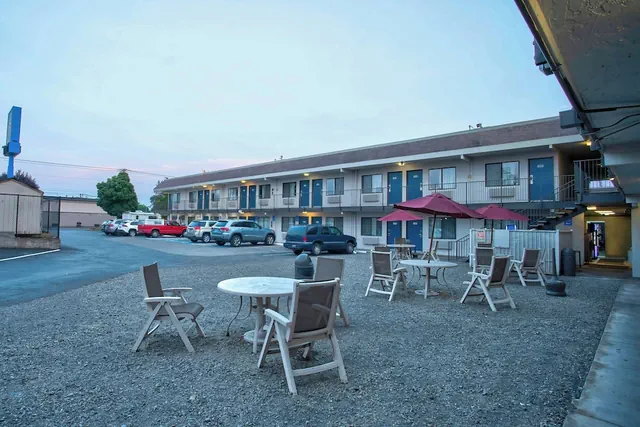 Photo 1 - Motel 6 Salem, OR