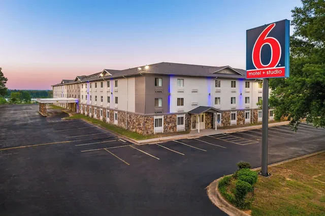 Photo 1 - Motel 6 Little Rock, AR - South