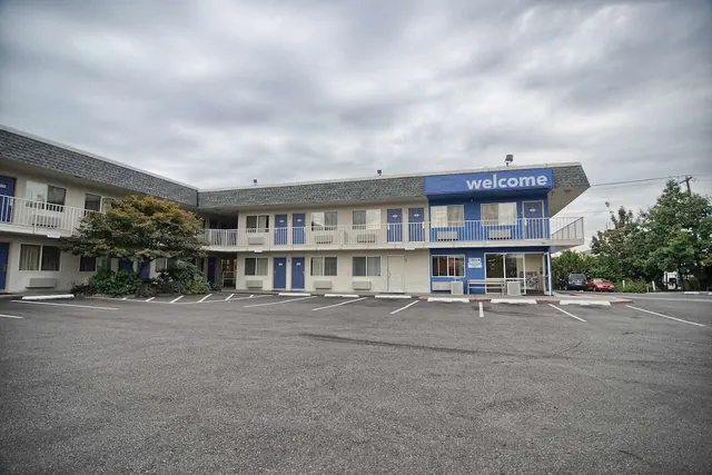 Photo 1 - Motel 6 Coeur D'Alene, ID