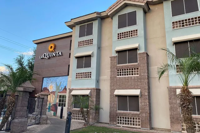Photo 1 - La Quinta Inn & Suites by Wyndham Tempe University / Phoenix
