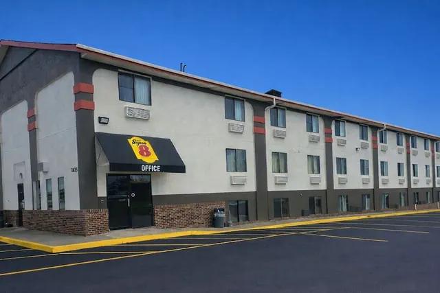 Photo 1 - Super 8 by Wyndham Lincoln West