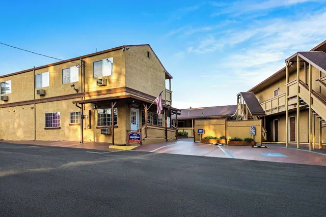Photo 1 - Howard Johnson by Wyndham Santa Cruz