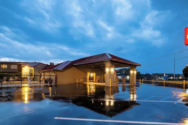 Photo 1 - Red Roof Inn Dothan