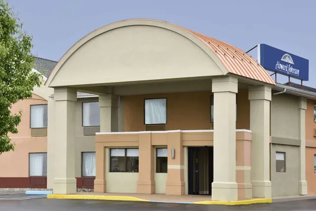 Photo 1 - Howard Johnson Hotel & Suites by Wyndham Allentown/Dorney