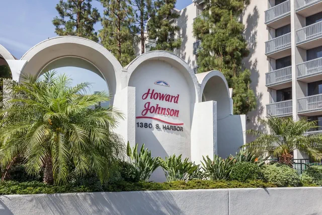 Photo 1 - Howard Johnson by Wyndham Anaheim Hotel and Water Playground