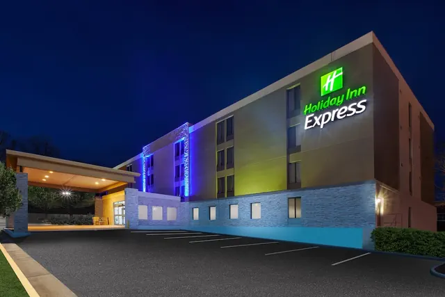 Photo 1 - Holiday Inn Express Fairfax - Arlington Boulevard by IHG