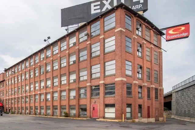 Photo 1 - Econo Lodge Manchester