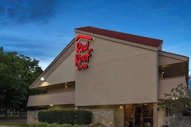 Photo 1 - Red Roof Inn Detroit - Roseville/ St Clair Shores