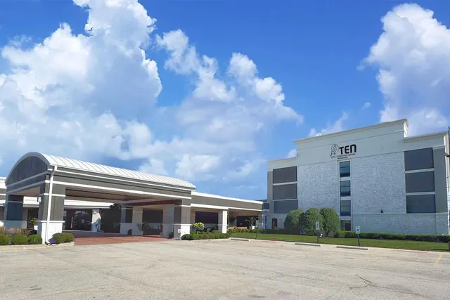 Photo 1 - Hotel Gurnee