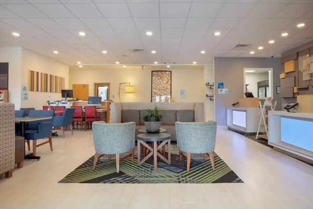Photo 1 - Holiday Inn Express Metropolis by IHG