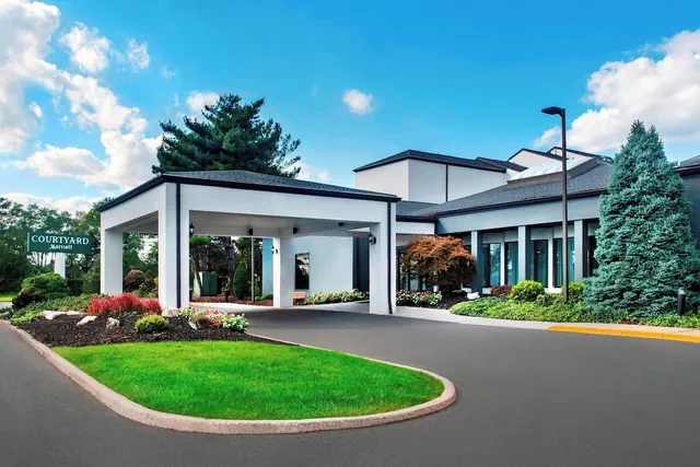 Photo 1 - Courtyard by Marriott Newark Liberty International Airport