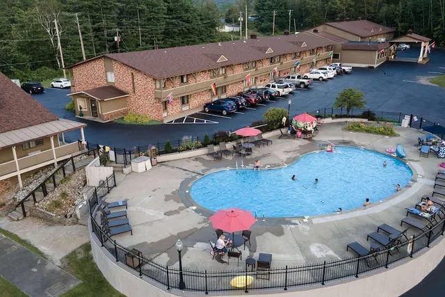 Photo 1 - Skyline Hotel Lake George