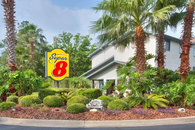 Photo 1 - Super 8 by Wyndham Gainesville I-75 Hospital University Area