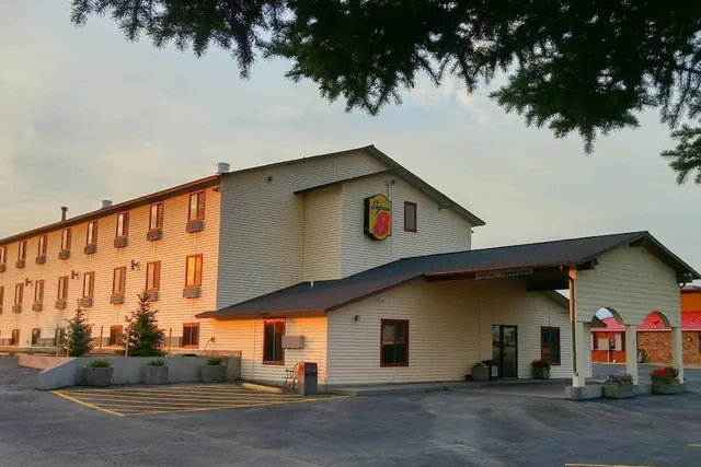 Photo 1 - Super 8 by Wyndham Dillon