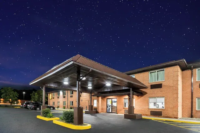 Photo 1 - Super 8 by Wyndham Fairmont