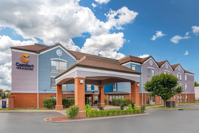 Photo 1 - Comfort Inn & Suites Saint Louis Lafayette Square