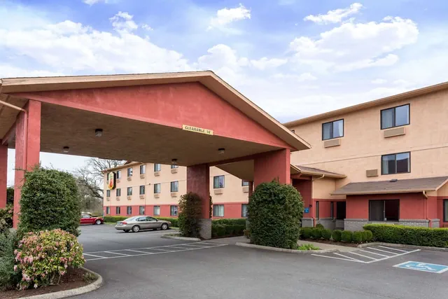Photo 1 - Super 8 by Wyndham Corvallis