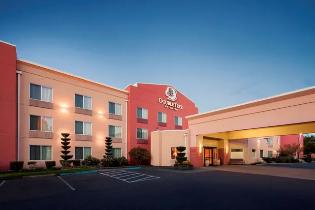 Photo 1 - DoubleTree by Hilton Hotel Vancouver