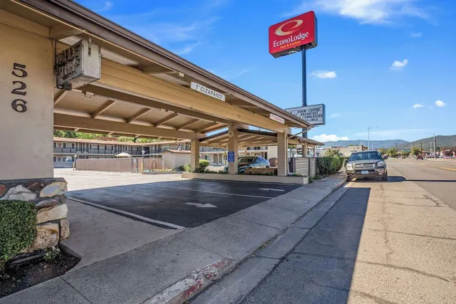 Photo 1 - Econo Lodge Inn & Suites Yreka