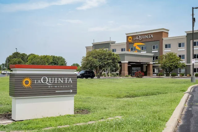Photo 1 - La Quinta Inn & Suites by Wyndham Evansville