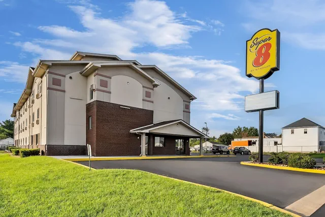 Photo 1 - Super 8 by Wyndham New Castle