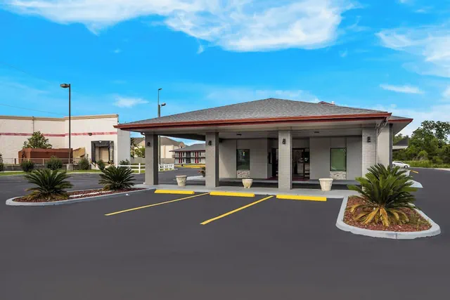 Photo 1 - Red Roof Inn & Suites Thomasville
