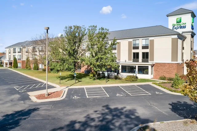 Photo 1 - Holiday Inn Express & Suites Delafield by IHG