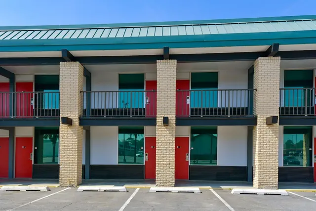 Photo 1 - OYO Hotel Lake Park/Valdosta I-75, Exit 5