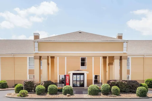 Photo 1 - Super 8 by Wyndham Evansville North