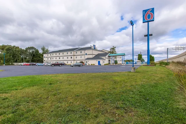 Photo 1 - Motel 6 Baraboo, WI - Lake Delton