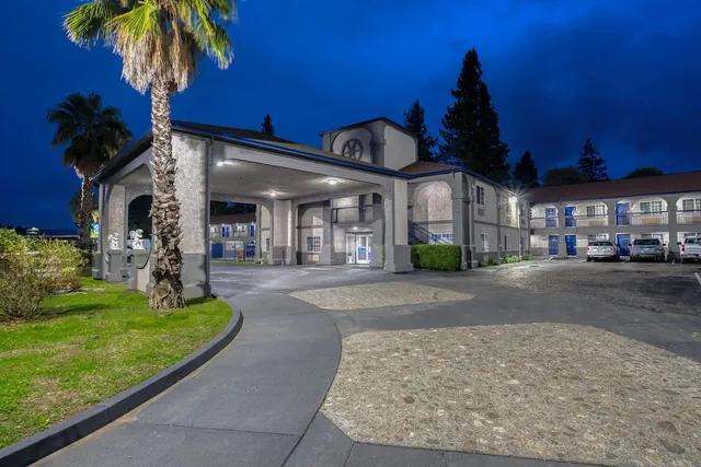 Photo 1 - SureStay Hotel by Best Western Ukiah