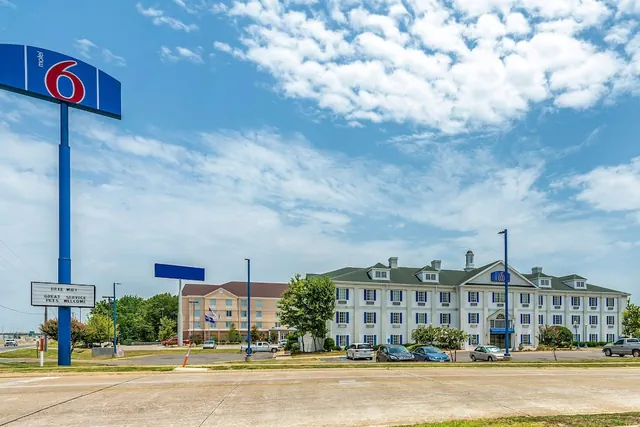 Photo 1 - Motel 6 Shreveport, LA